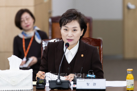 김현미 국토부 장관(사진)은 18일 산하 공기업, 준정부기관 및 올해 새롭게 지정된 공공기관의 기관장들과 간담회를 갖고 올 한해 업무계획과 공공기관의 안전관리 강화방안에 대해 논의했다./사진=국토부